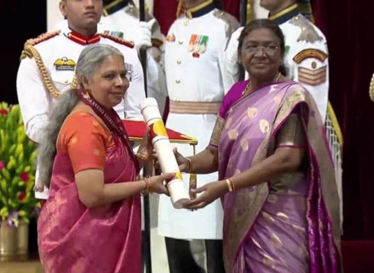 Annapurni Subramaniam, while receiving her Rashtriya Vigyan Puraskar from the President Droupadi Murmu