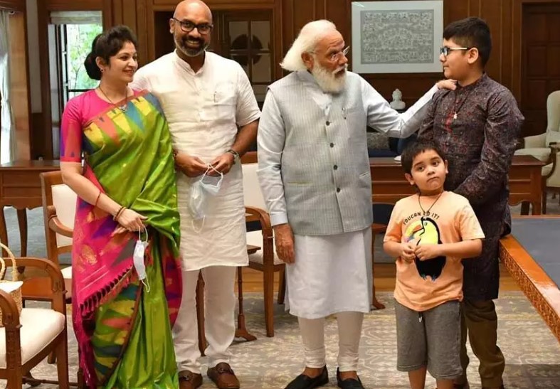 Arvind Dharmapuri''s wife and kids while interacting with PM Narendra Modi