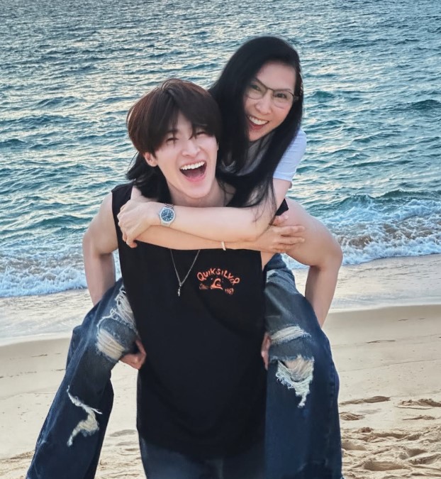 Blue Pongtiwat with his mom