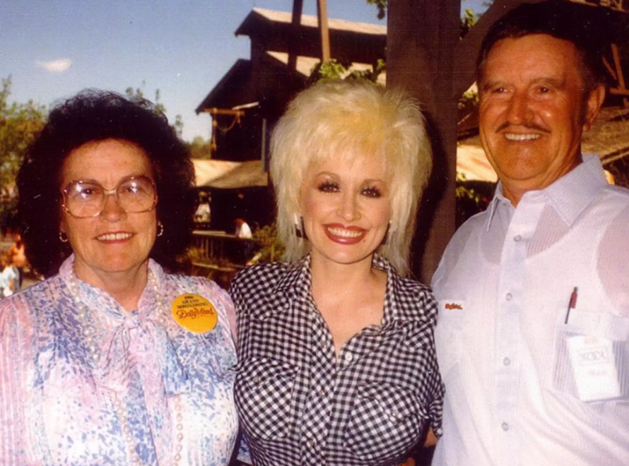 Dolly Parton with her parents