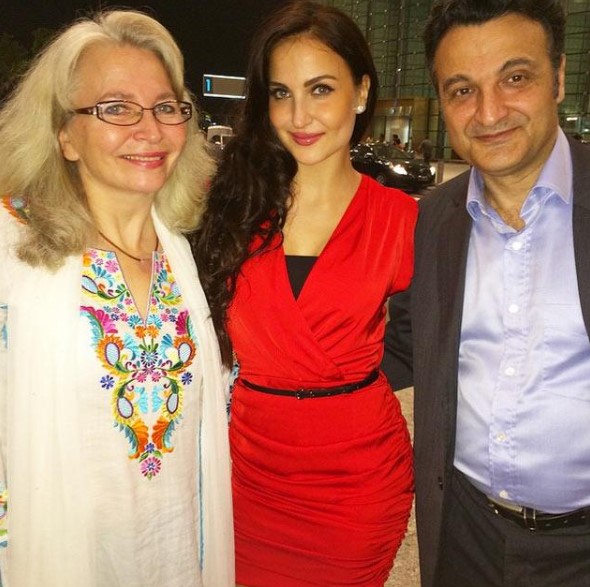 Elli Avram with her parents