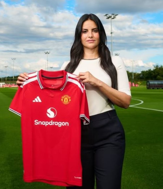Eva Olid posing with Manchester’s Women Football Club’s jersey