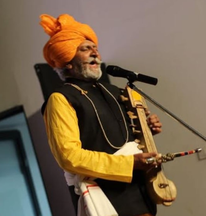 Gafruddin Mewati Jogi during a stage show