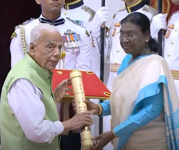 H. V. Hande while receiving Padma Shri