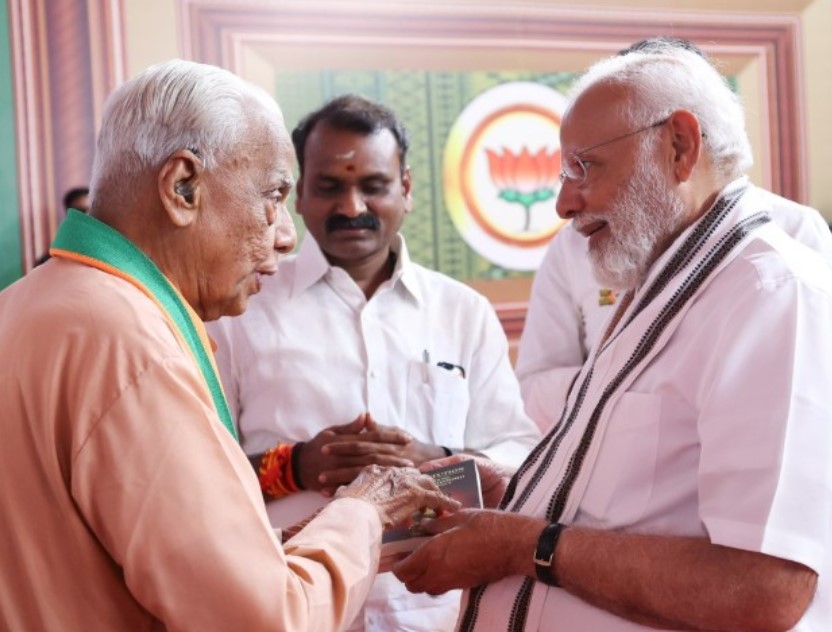 H. V. Hande with Narendra Modi