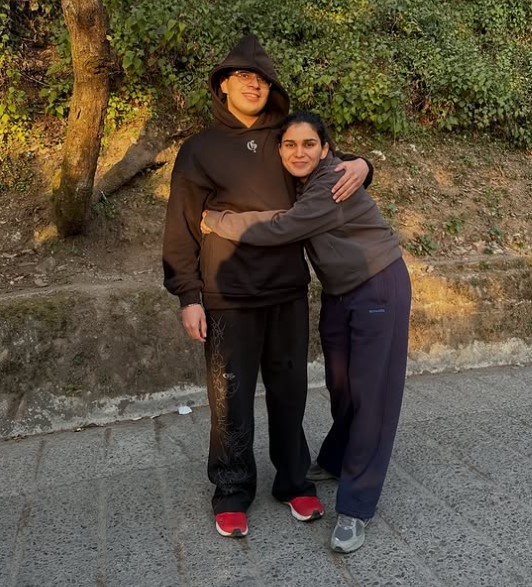 Himanshi Singh with her brother