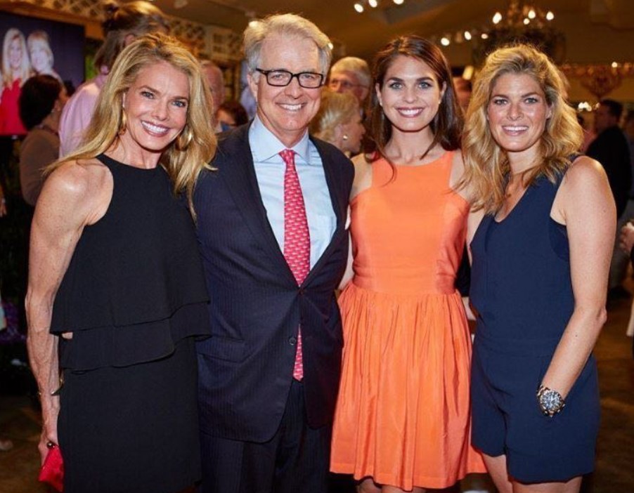Hope Hicks with her family