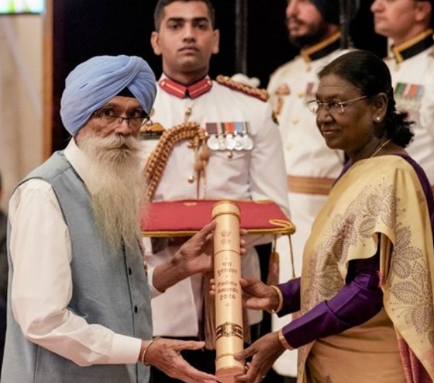 Inderjit Singh Sidhu while receiving Padma Shri