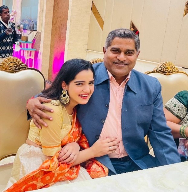Isha Yadav with her dad