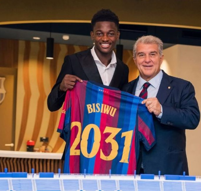 Jesse Bisiwu holding his FC Barcelona’s jersey