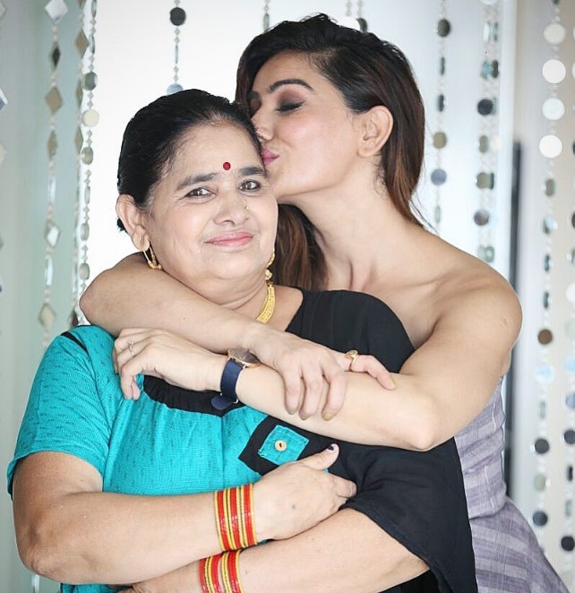 Kangana Sharma with her mother