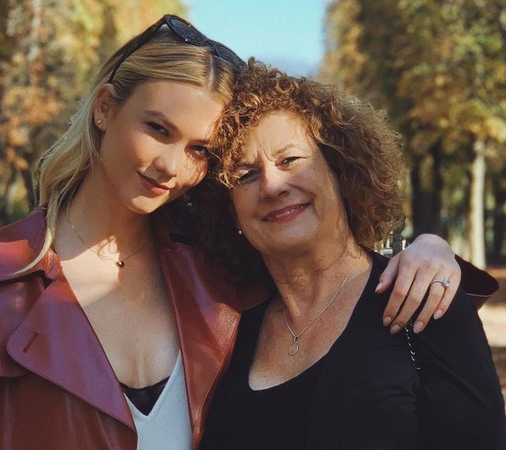 Karlie Kloss with her mother
