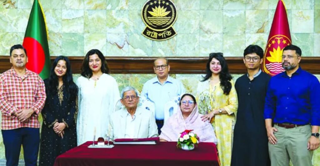 Mirza Fakhrul Islam Alamgir with his family
