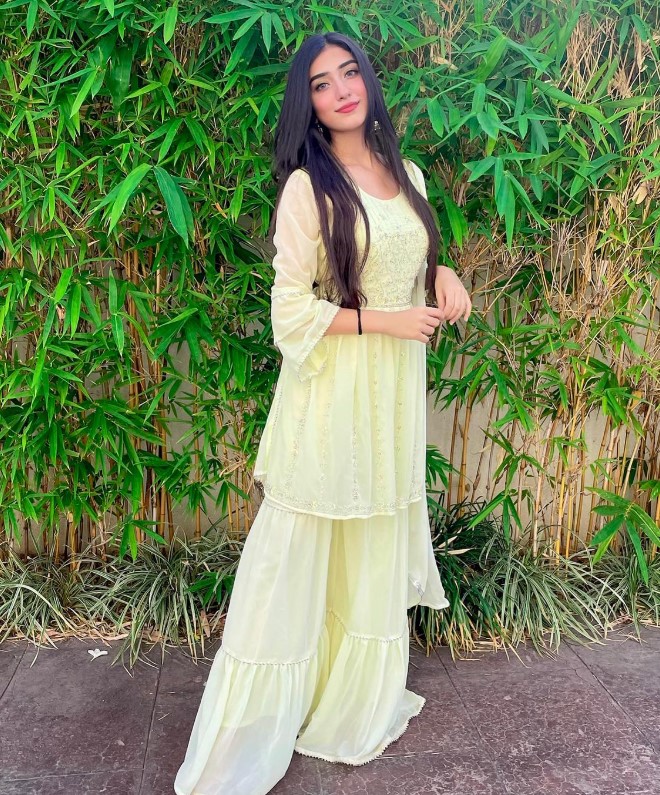 Nazila Sitaishi height