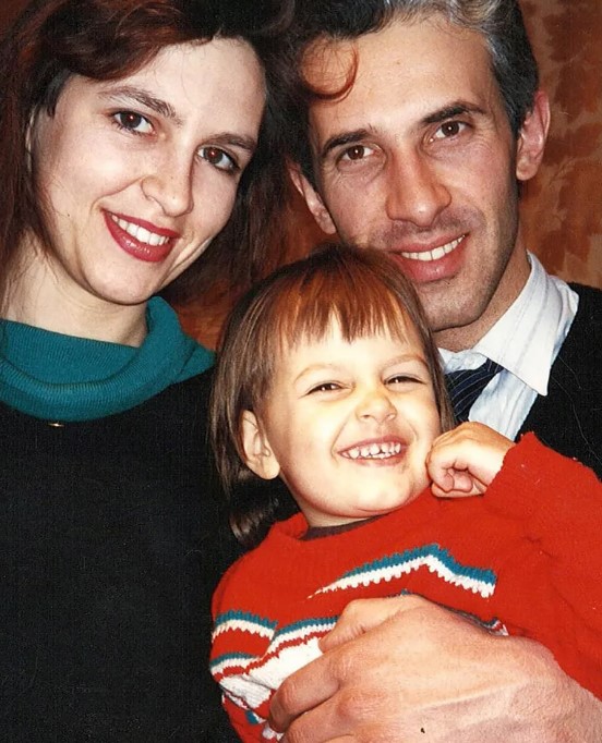 Oksana Voevodina's childhood image with her parents