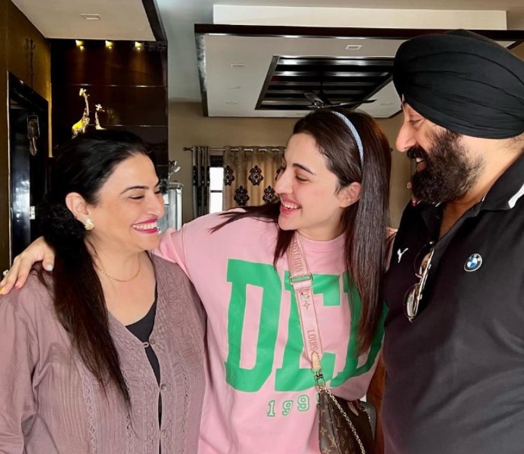 Samreen Kaur with her parents