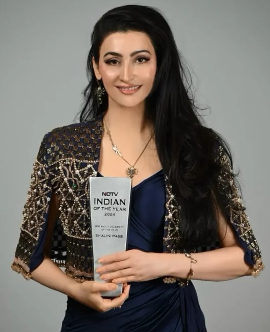 Shalini Passi holding her NDTV Indian of the Year Award