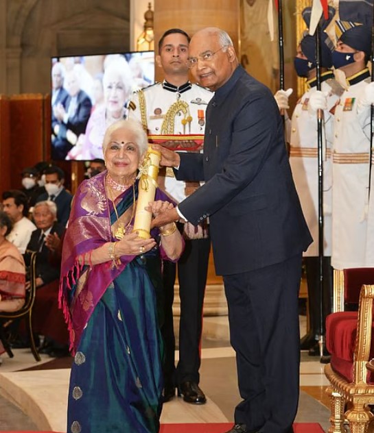 Sowcar Janaki, while receiving her Padma Shri award from former president Ram Nath Kovind