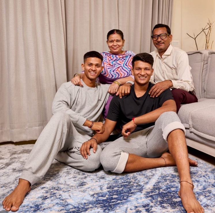 Yashasvi Jaiswal with his family