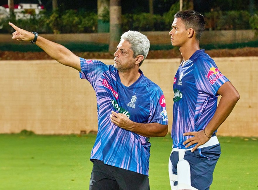 Zubin Bharucha while talking to Yashasvi Jaiswal